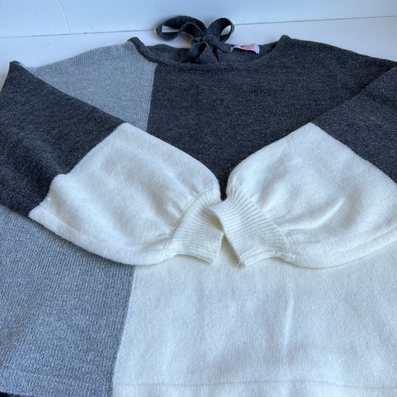 C+D+M patchwork color block knitted sweater gray cream tie in back keyhole - Picture 10 of 15